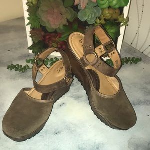 Born b.o.c. Brown Suede Clogs